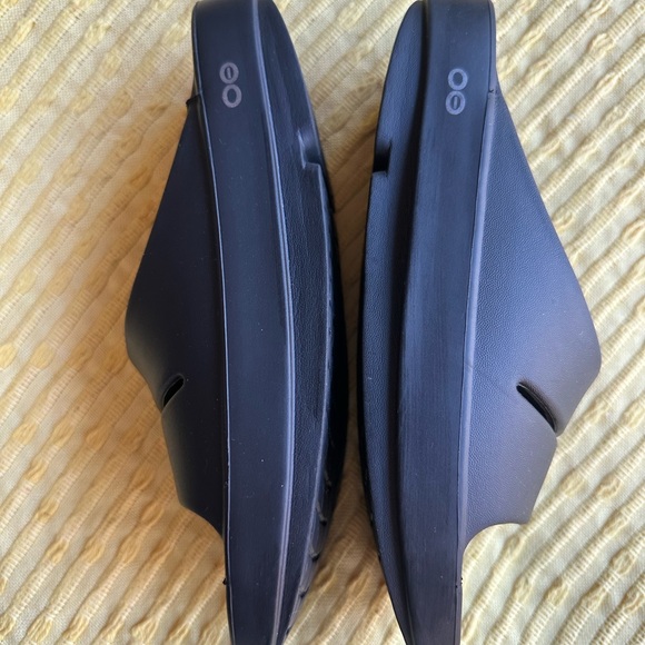 OOFOS OOahh Slides - Recovery Comfort Sandals - Unisex, Women’s 8 / Men’s 6 - Picture 4 of 6